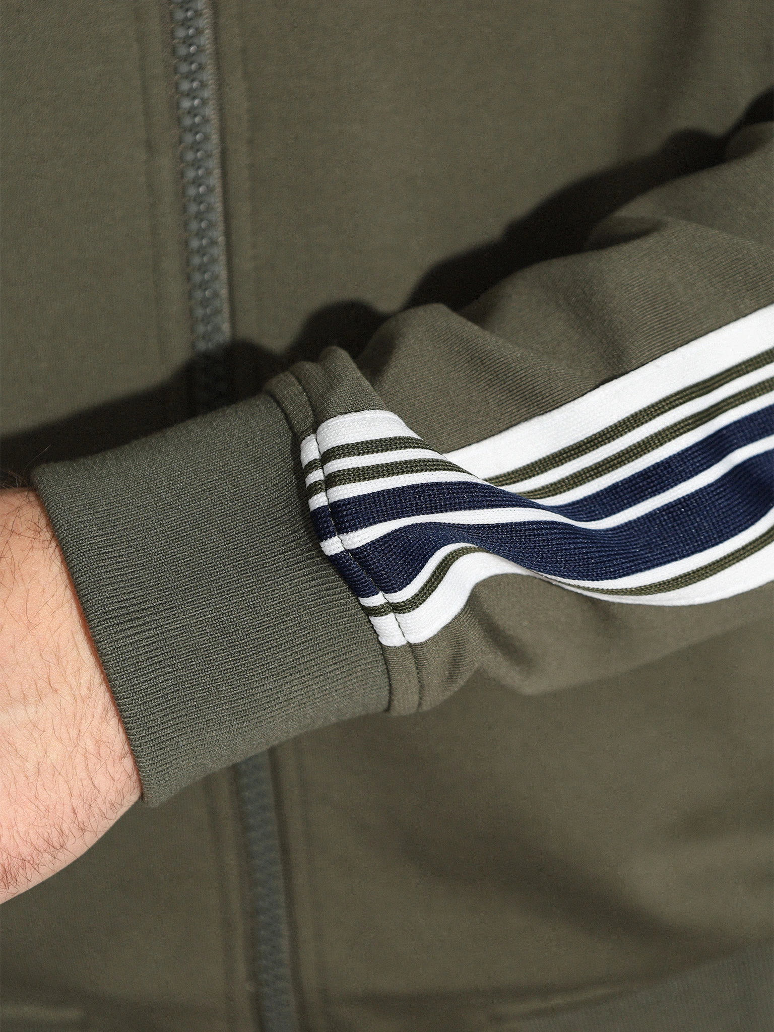 Толстовка зеленого цвета с лампасами по рукавам из смесового хлопка